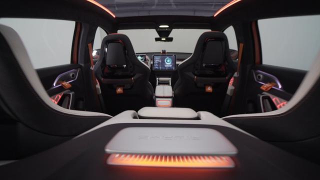 纯电智能轿跑SUV爱驰U6 ion实车首秀，智能座舱未来感十足