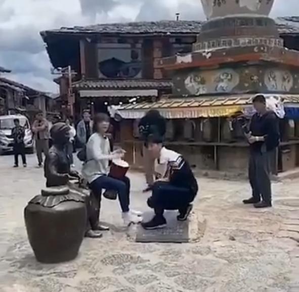 郭京飞王珞丹录制节目引热议，坐景区雕塑脚踩石碑被骂没素质