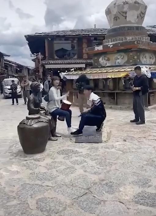 郭京飞王珞丹录制综艺，坐雕塑、踩石碑，被指行为不文明、没素质