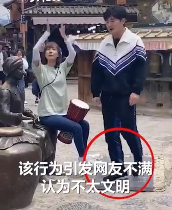 郭京飞王珞丹坐景区雕塑踩石碑惹争议，网友评论出现两极化