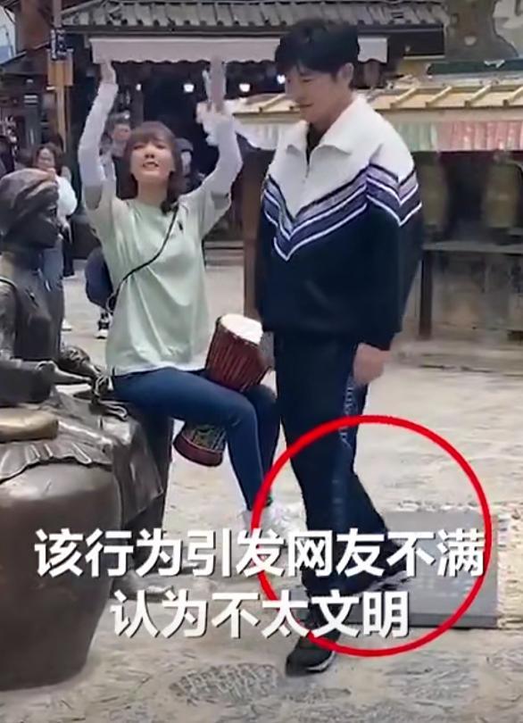 郭京飞王珞丹坐景区雕塑踩石碑，网友吐槽：不文明素质低
