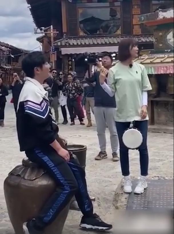 郭京飞王珞丹坐景区雕塑踩石碑惹争议，网友评论出现两极化