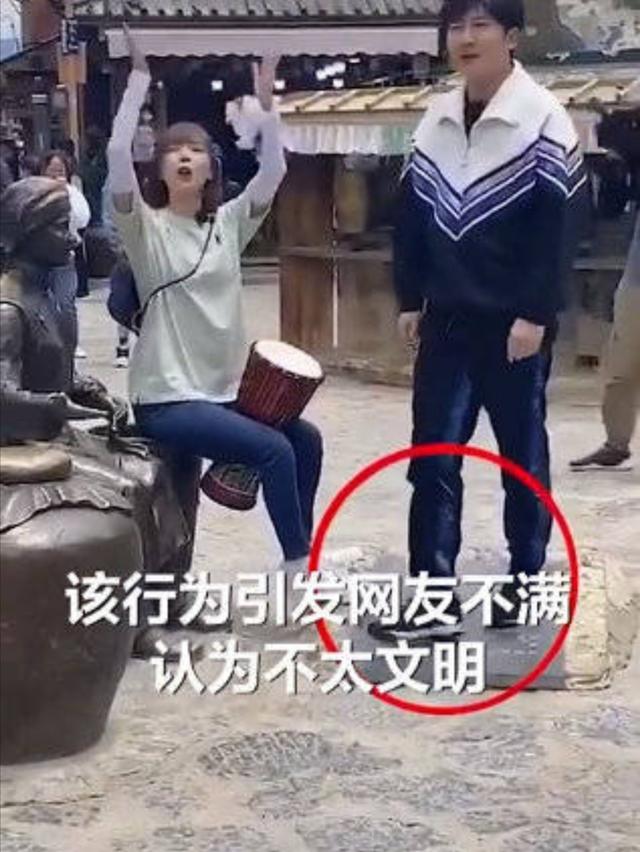 网传郭京飞王珞丹景区坐雕塑踩石碑，官方回应：不是文物，可以坐