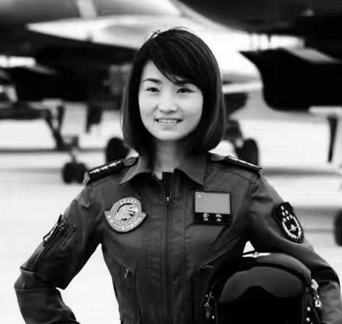 中国首位歼10女飞行员余旭，训练中不幸牺牲，36万群众含泪相送