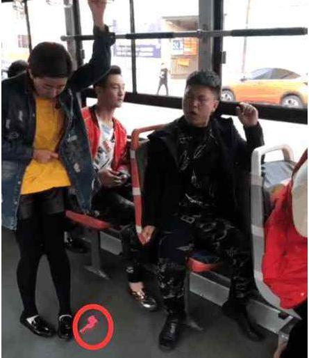 男子在公交车上主动给孕妇让座，随后将她拽起，乘客却拍手叫好！