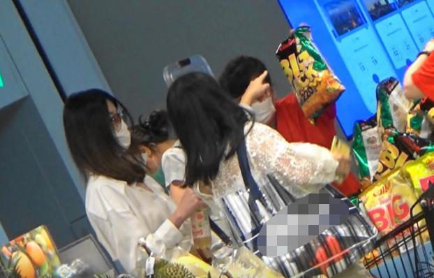 47岁陈慧琳过气了？逛超市全程无人认识，打扮时尚却被指家庭主妇