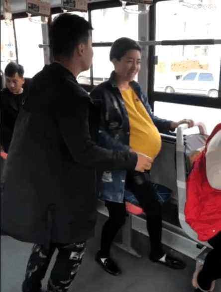 男子在公交车上主动给孕妇让座，随后将她拽起，乘客却拍手叫好！