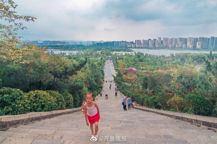 济南登高远眺！在盛夏感受“华不注山”云雾润蒸