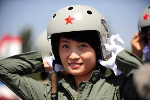 中国首位歼10女飞行员余旭，训练中不幸牺牲，36万群众含泪相送