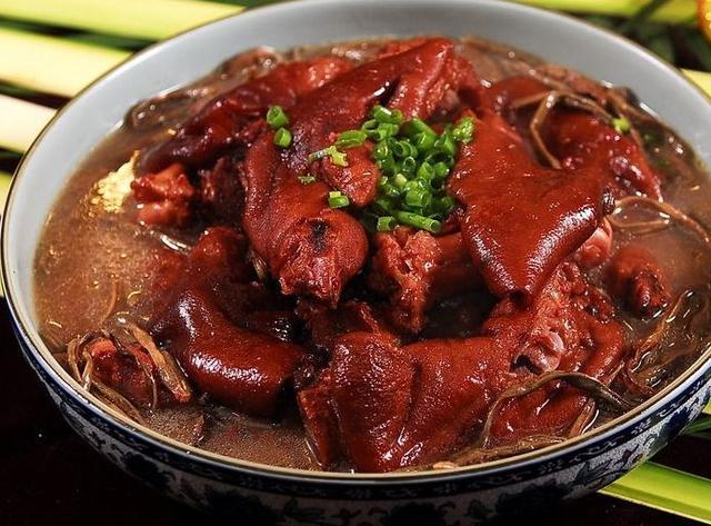 美食特选：傣香鬼鸡、干豇豆炖腊蹄、红烧牛肉面、煎酿墨鱼仔做法