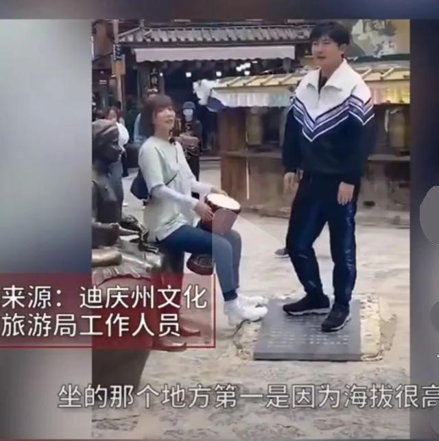 王珞丹录节目踩石碑引争议，袁姗姗三指拿文物，他被指不尊敬烈士