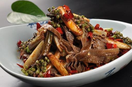 精选三道菜：葱油爆肚、京葱铁板牛柳、猴头菇炒肚丝的餐厅做法