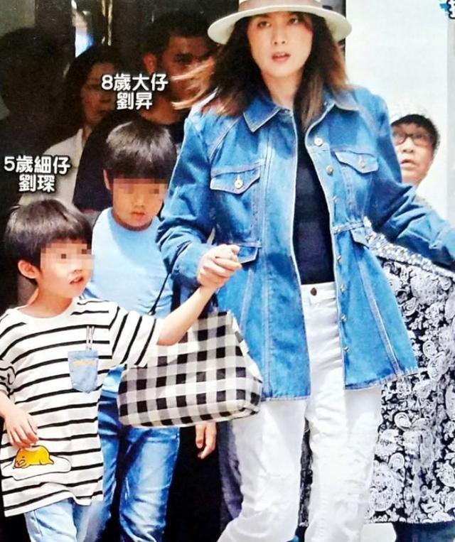 47岁陈慧琳过气了？逛超市全程无人认识，打扮时尚却被指家庭主妇