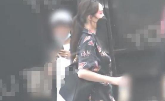 孟佳被曝深夜躲绿植后吸烟，助理在一旁打掩护，“借烟消愁”？