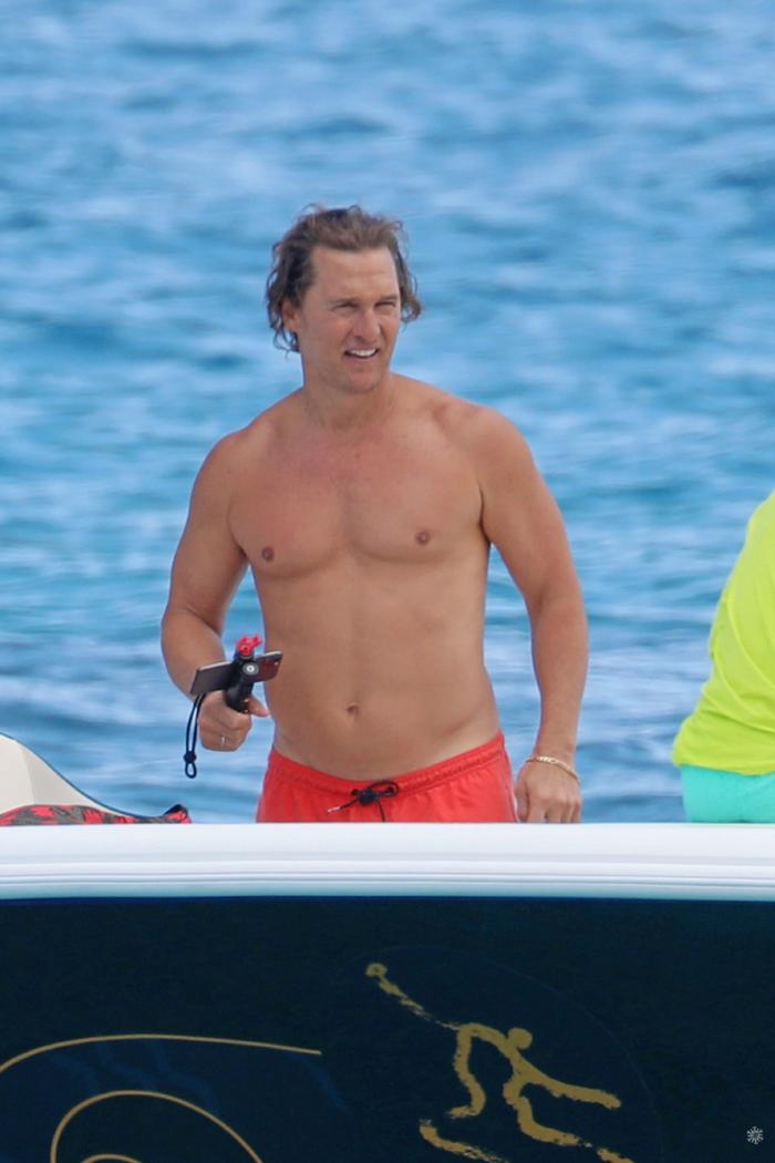 51岁马修·麦康纳海滩度假！体重降到200斤，好莱坞型男回来啦