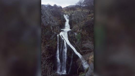 英国6岁女孩从30米高瀑布摔下奇迹生还，称自己“只有一点点怕”