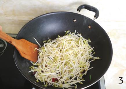 韭菜银芽翻炒几下就可以上桌，清爽鲜美，营养丰富，只需要几分钟