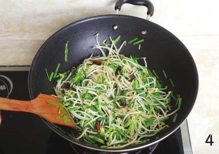 韭菜银芽翻炒几下就可以上桌，清爽鲜美，营养丰富，只需要几分钟