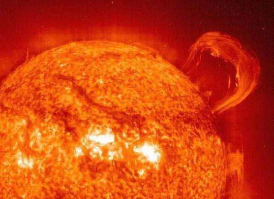 外星文明“偷”能量？NASA拍到神秘不明飞行物，在太阳周围徘徊