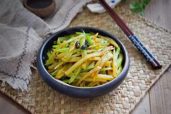 美食推荐：茄子鸡丁，豉香芹菜土豆条，麻辣鸡丝凉面，茭白炒肉丝