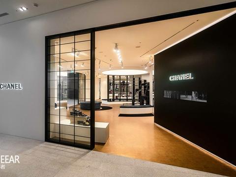 Chanel首家鞋履专卖店，女生抢着入手这款经典双色鞋？