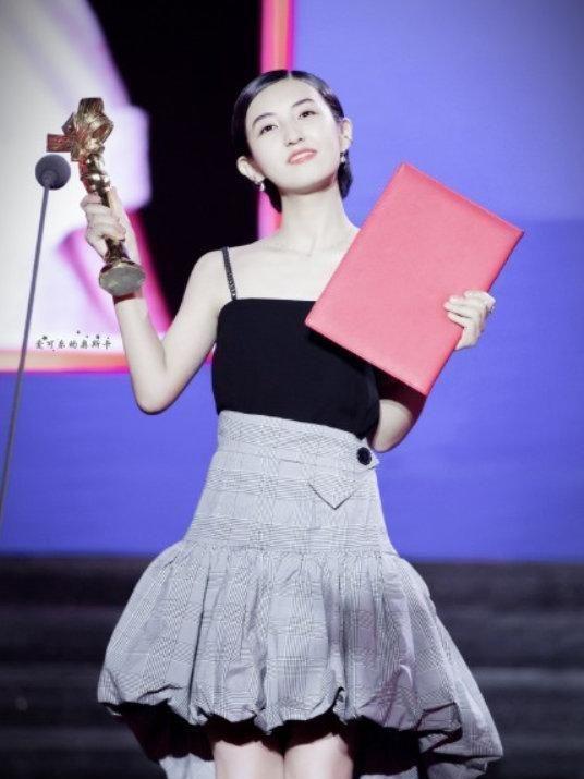 “国民妹妹”张子枫：获得最受传媒关注的女演员奖，演技精湛获赞