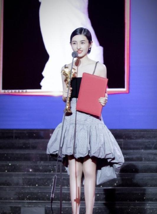 “国民妹妹”张子枫：获得最受传媒关注的女演员奖，演技精湛获赞