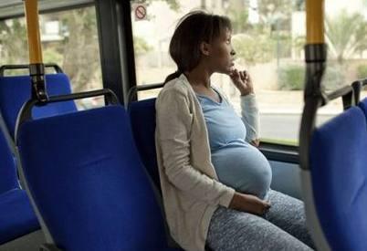 老头公交车上要求孕妇让座，孕妇不理，老人一拳擂在孕妇胸口！