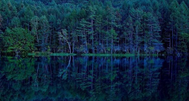 日本北海道、美瑛绿池和蓝绿色的水是四季不同的风景