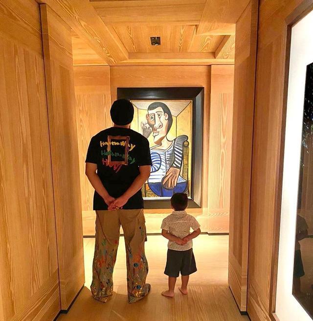 周杰伦小小周赏毕加索名画，父子俩将手放背后动作同步，敬意满满