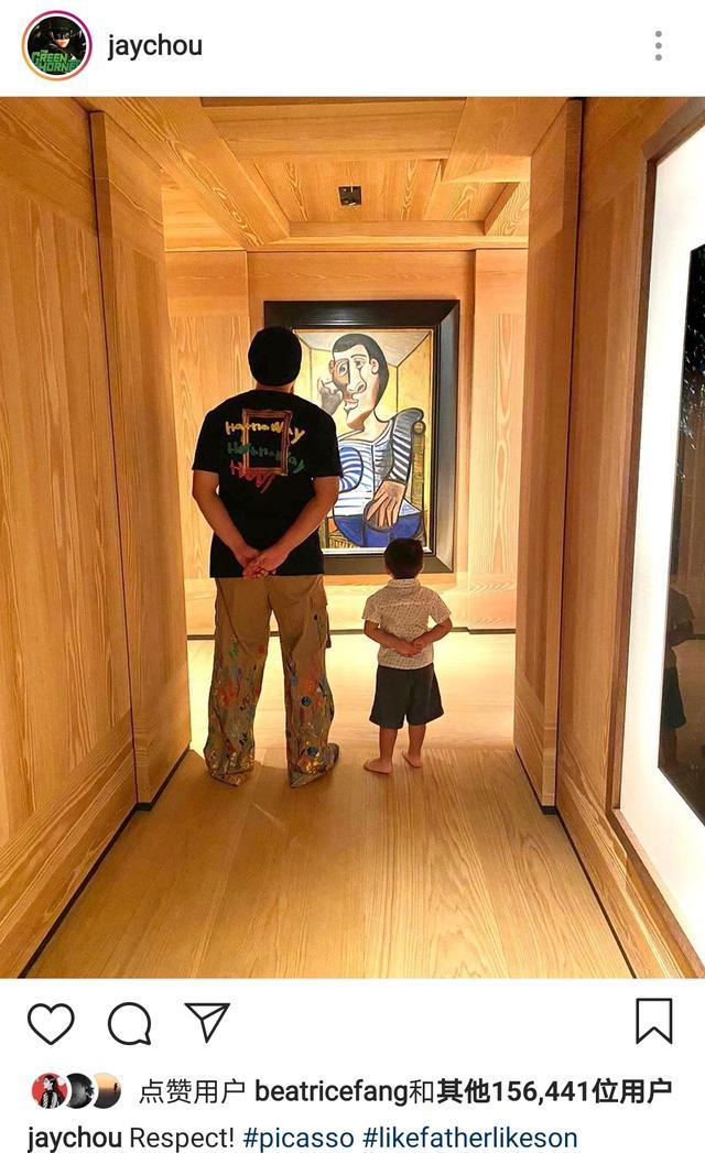 周杰伦小小周赏毕加索名画，父子俩将手放背后动作同步，敬意满满