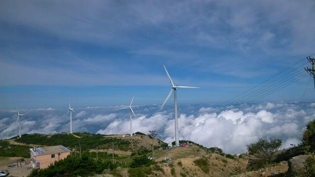 浙江很受欢迎的山，山上建有全国第四大风力发电场，不收门票