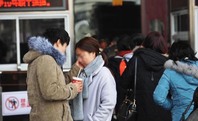 春运“挤”出个女朋友，尴尬到拷问灵魂，我该认领吗？