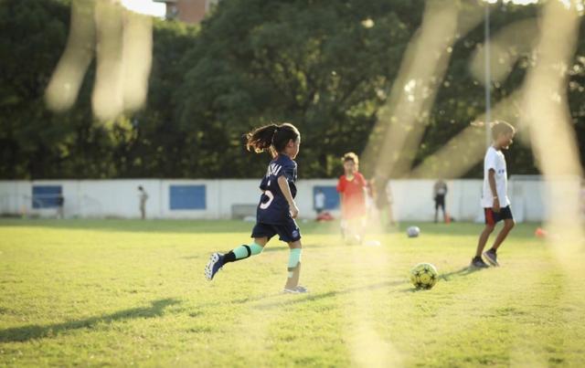 孙俪晒儿女踢足球感慨巾帼不让须眉，兄妹俩活泼好动极具运动天赋