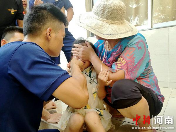 河南禹州：女童舌头被“冻”饮料瓶口 消防队员剪瓶成功救援