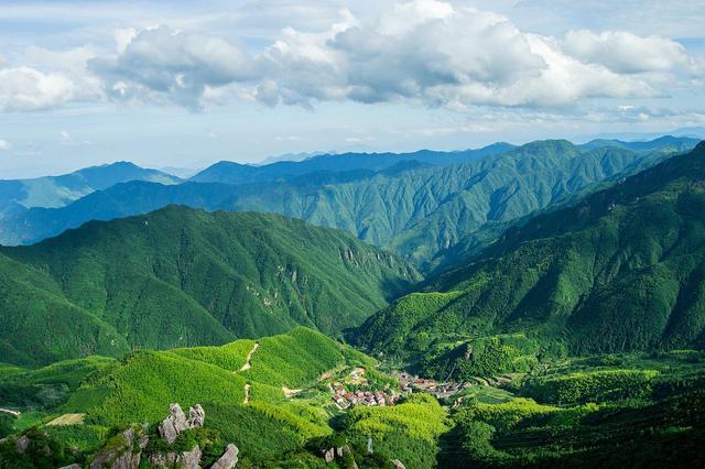 浙江很受欢迎的山，山上建有全国第四大风力发电场，不收门票