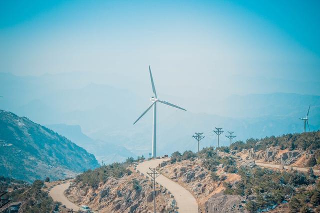 浙江很受欢迎的山，山上建有全国第四大风力发电场，不收门票