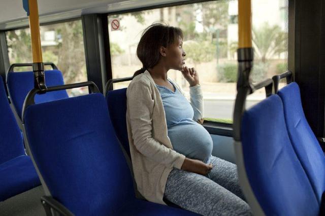 “怀孕了就不要坐公交车”，00后女孩帮孕妇回怼，网友：有教养