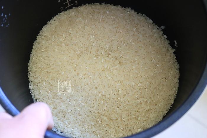 煮饭时，别只会淘米加水下锅煮，多加两种食材，米饭洁白粒粒分明