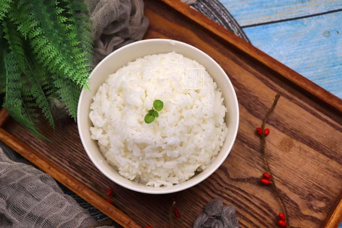 煮饭时，别只会淘米加水下锅煮，多加两种食材，米饭洁白粒粒分明