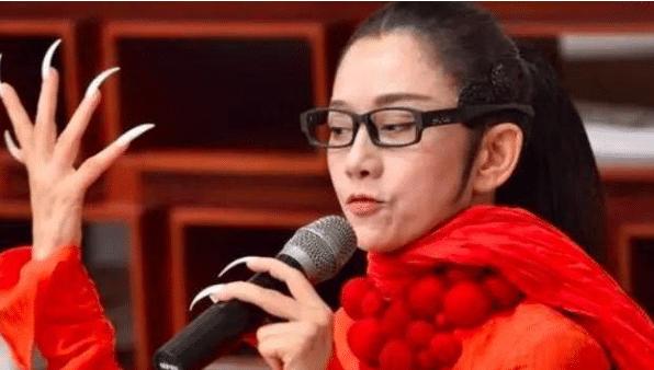 杨丽萍起诉餐厅用她剪影装修索赔百万，却遭怼：孔雀舞就你会跳？