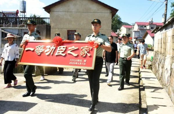 他荣立一等功后，送喜报仪式上的一个举动超赞