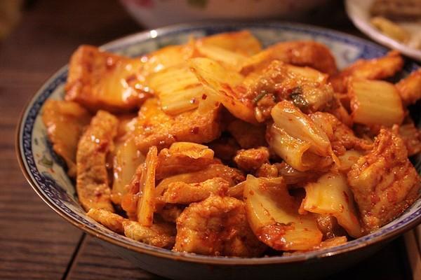 家常菜推荐：红萝卜薯仔猪骨汤、番茄炒年糕、泡菜炒五花肉的做法