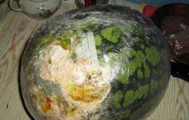 男子在自家杂物间，发现一年前买的西瓜，切开后真让人不敢相信！