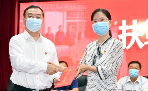 中国人寿向河南贫困地区捐赠18辆医疗急救车