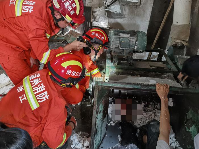 温州一操作工竟然用脚推泡沫 被粉碎机夹住 消防紧急救援
