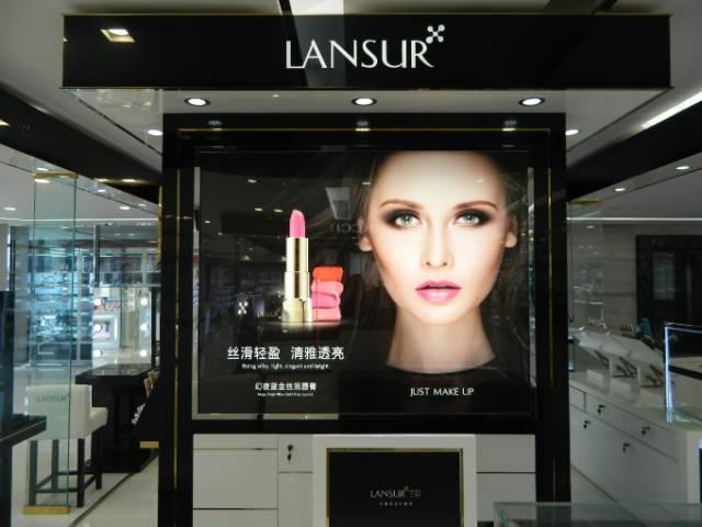 中国彩妆业的鼻祖：靠一支口红打天下，建起首屈一指的彩妆帝国