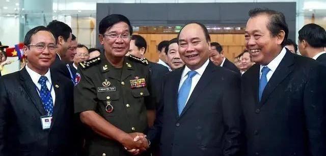 越南和柬埔寨之间发生冲突，为什么柬埔寨领导洪森与越南很接近？