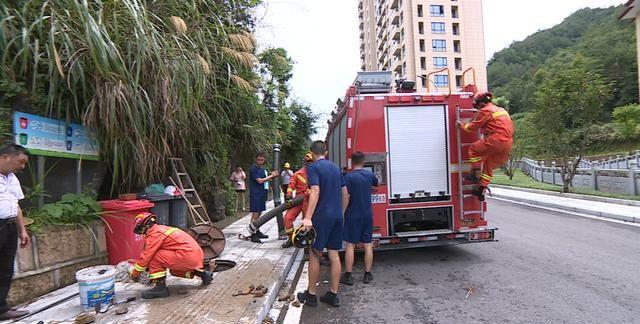 七旬老人被卡下水道，消防紧急救援