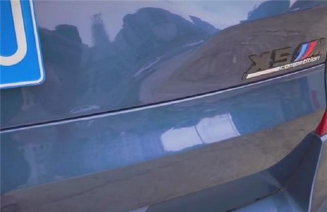 “蒙特卡洛蓝”宝马X5M，贴膜孙悟空版画，尾灯和角色眼睛相呼应